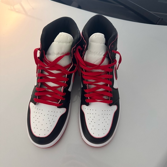 Nike Air Jordan 1 High “Bloodline” - Picture 2 of 3